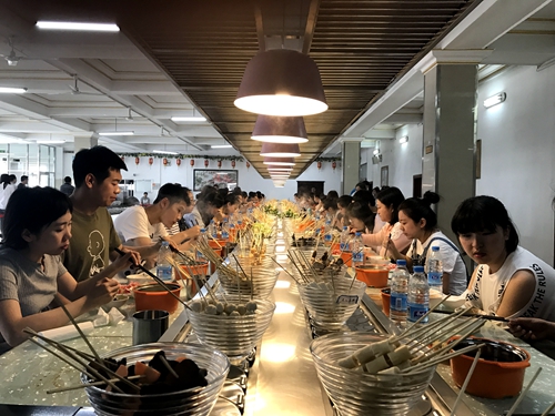 杏彩体育官网后勤管理处膳食中心推出旋转小火锅受到师生欢迎