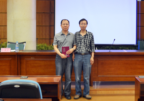 人文与管理学院副院长关晓光代表学院接受章海宁老师的赠书