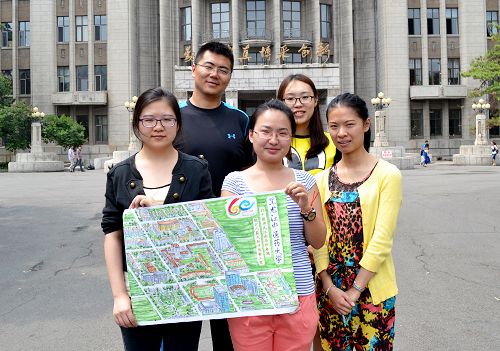 四名同学与辅导员刘洋老师共同展示手绘校园地图