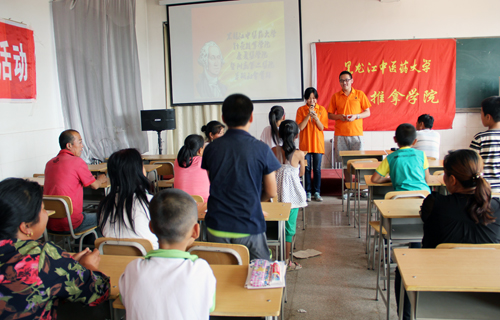 学生志愿者与四龙村小学的孩子及家长们在互动交流