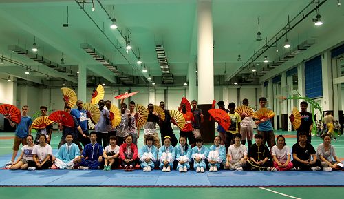 英国中学生在我校体验中国功夫课