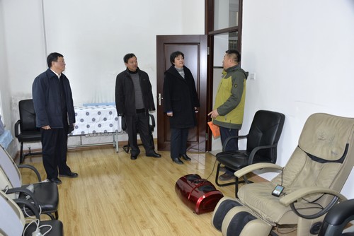 检查组一行检查我校离退休干部活动中心设施