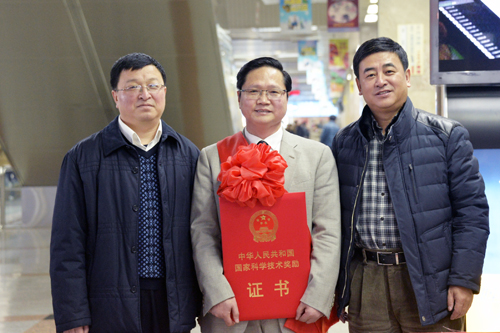 党委副书记陈亚平(左)和副校长兼附属第一医院院长、党委书记孙忠人(右)到机场迎新吴效科教授