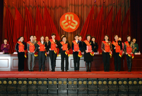 图说:丛惠芳教授(前排左一)上台领奖