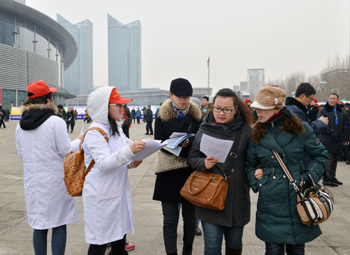药学院学生志愿者在发放宣传材料