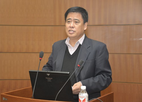讲座由副校长王喜军教授主持