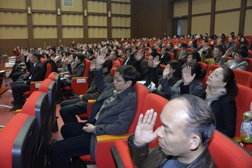 教职工代表以举手表决的方式通过《黑龙江中医药大学五届五次教职工代表大会关于黑龙江中医药大学章程(草案)的决议》