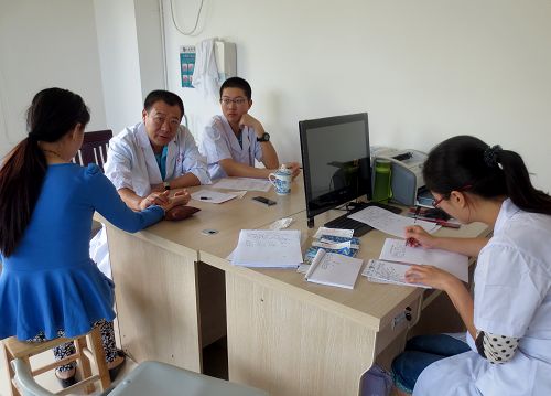 李冀教授在三亚中医院出诊
