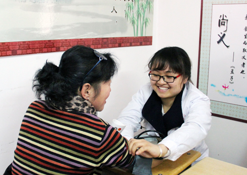 学生志愿者为社区居民免费测量血压