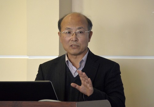 基础医学院院长、龙江医学流派传承工作室负责人姜德友教授向专家组作工作汇报