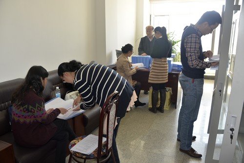 专家组成员现场查阅资料并进行考核