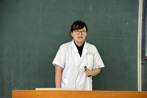 一等奖获得者、药学院蒋倩倩老师在比赛中