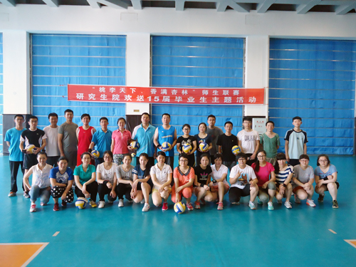 参加师生排球赛的运动员们在赛场合影