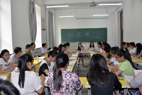 调研组一行深入学生课堂听课