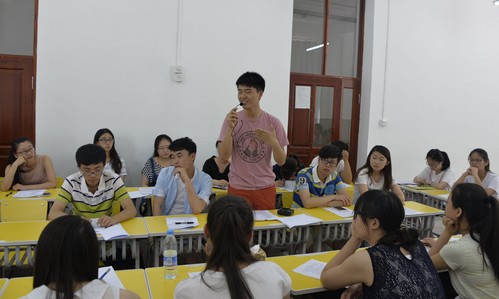 同学们踊跃发言,进行热烈讨论