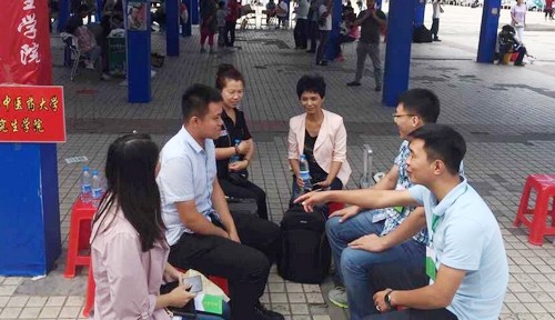 研究生院在哈尔滨火车站设立接待站,为新同学和家长提供服务