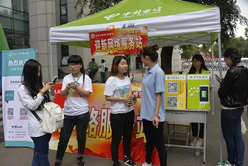 学生工作处在迎新现场设立网络服务站,为新生提供手机充电和免费wifi服务