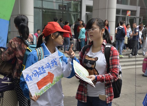“有问题问我!”学生志愿者为新生热心提供引导和咨询