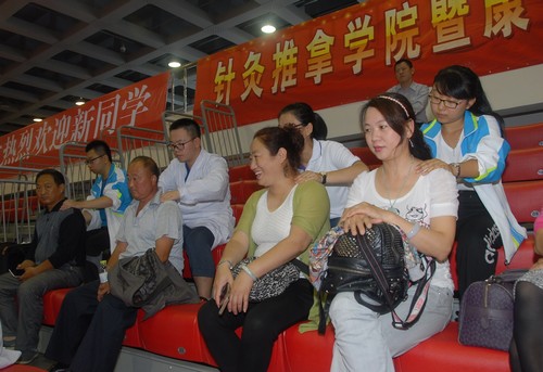 针灸推拿学院志愿者为休息区的家长提供按摩推拿服务,舒缓他们的疲劳