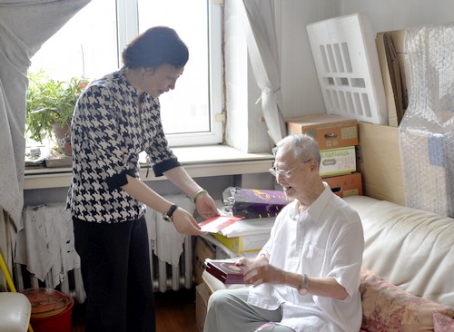 校党委常委、工会主席乔广霞看望慰问抗战老战士、我校原审计处处长刘屏源同志