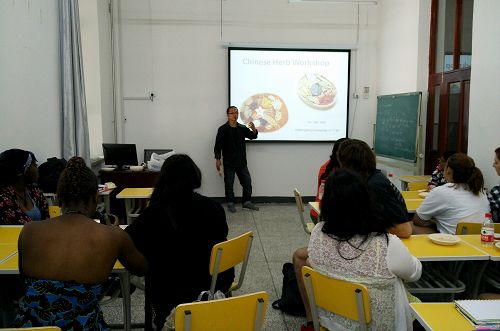研修团员在我校学习“五彩中药”