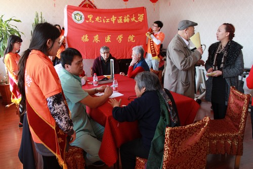 临床医学院师生为海伦市居民义诊