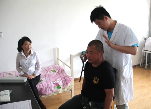 针灸推拿学院学生志愿者为村民进行推拿服务