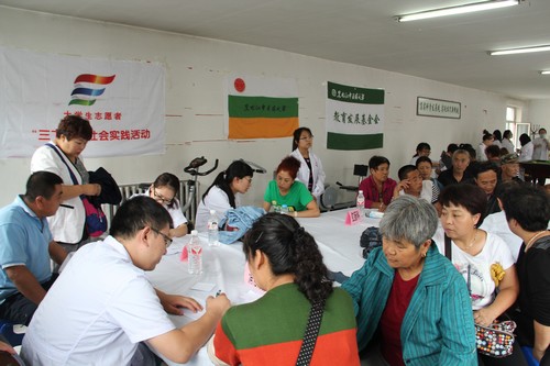 校团委组织的“岐黄梦之队”社会实践团队来到哈尔滨市哈达村开展志愿服务活动
