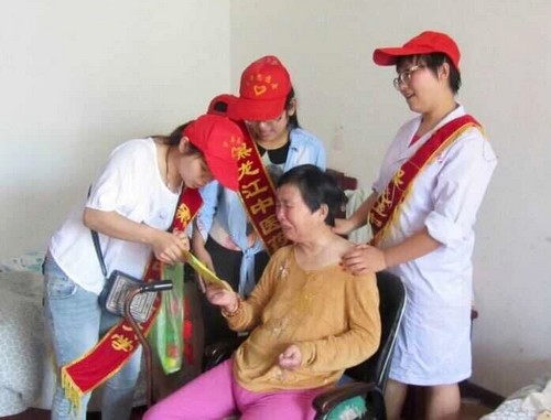 佳木斯学院学生志愿者为老年公寓的老人服务