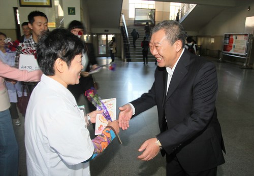 副校长李冀在新教学楼向教师献花