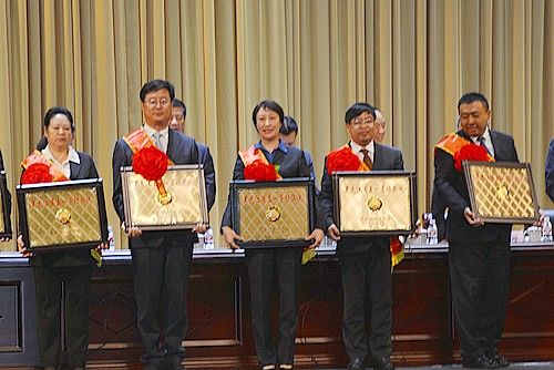 校党委常委、工会主席乔广霞(中)代表学校上台领奖