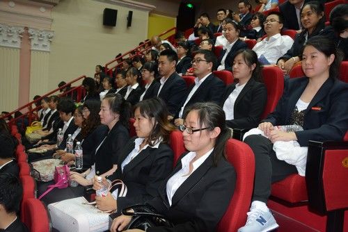我校50名教师代表参加会议并观看了慰问演出