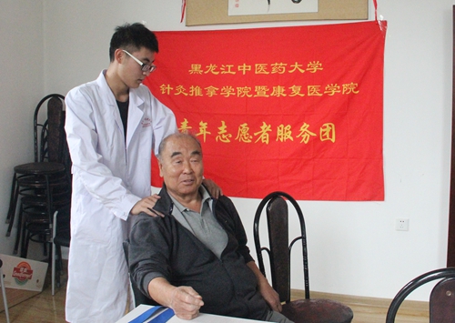 学生志愿者在老干部活动中心开展志愿服务活动