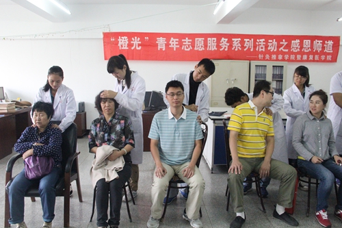 学生志愿者在基础医学院开展志愿服务活动