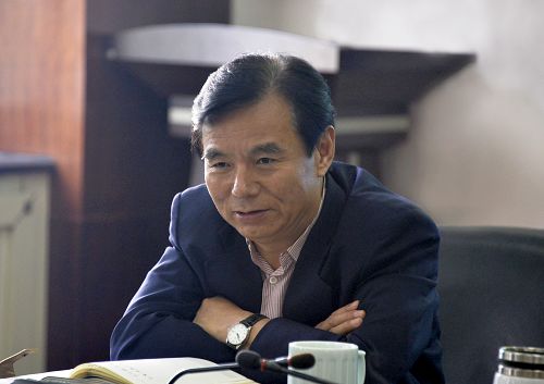 校党委书记袁纲主持会议