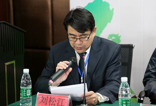 我校附属一医院副院长刘松江主持会议