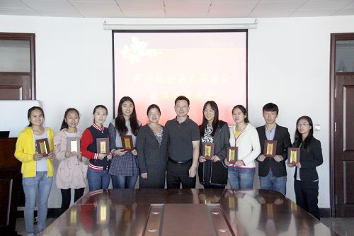 金昌东校友夫妇与获奖同学合影