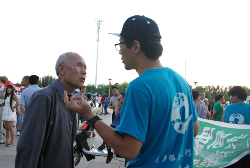同学们在依兰县五国城广场宣传环保知识