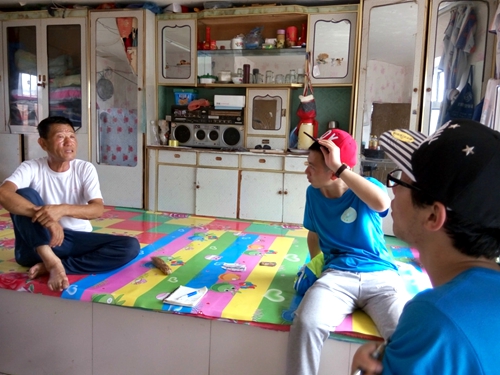 同学们在依兰县德裕村农户家中调研当地垃圾处理现状