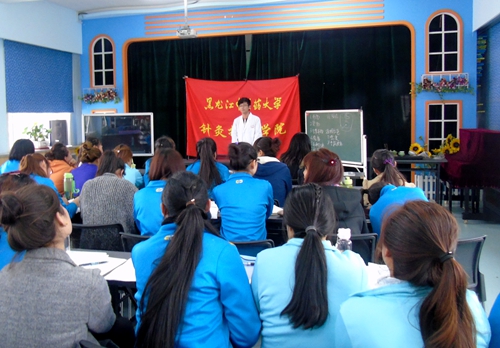 学生志愿者为王兆屯幼儿园的工作人员作讲座