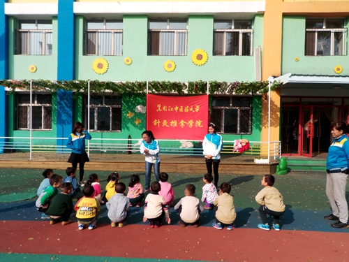 学生志愿者与王兆屯幼儿园孩子们做心理素质拓展游戏