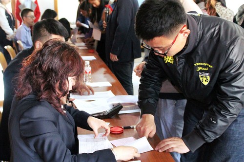 我校同学与贷款承办单位现场签订助学贷款借款合同