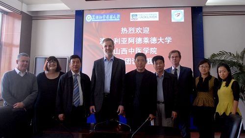 阿德莱德大学代表团由阿德莱德大学怀特校区农学院助理教授 Ken Chalmers(左一)、阿德莱德大学国际科研与合作主任Sandy McConachy(左二)、阿德莱德大学怀特校区校长Michael A Keller 教授(左四)、阿德莱德大学国际健康研究中心主任 Michael Davies 教授(右三)组成。山西中医学院副院长冯前进教授(右四)作为中方合作伙伴代表参加了会谈。