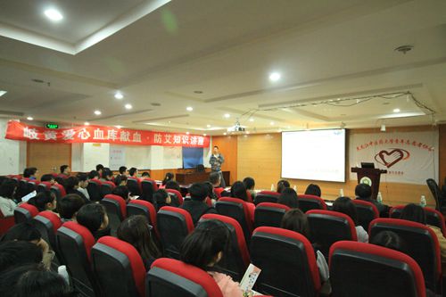 哈尔滨市疾病预防控制中心性病艾滋病预防控制所副所长杨一偲为同学们作知识讲座