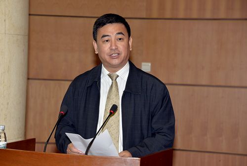 会议由副校长孙忠人主持