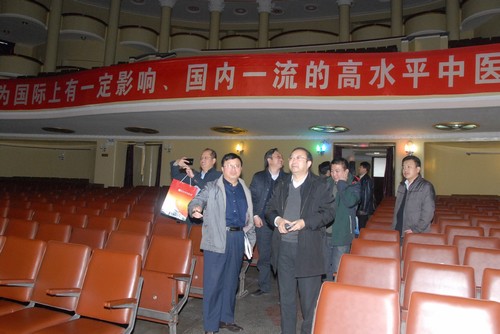 来访客人参观我校礼堂