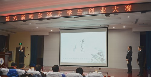我校选手进行现场答辩