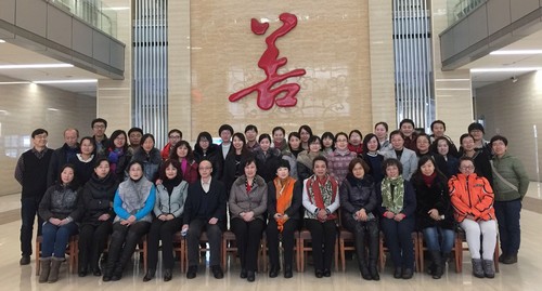 会后,校工会主席乔广霞与图书馆全体教职工合影