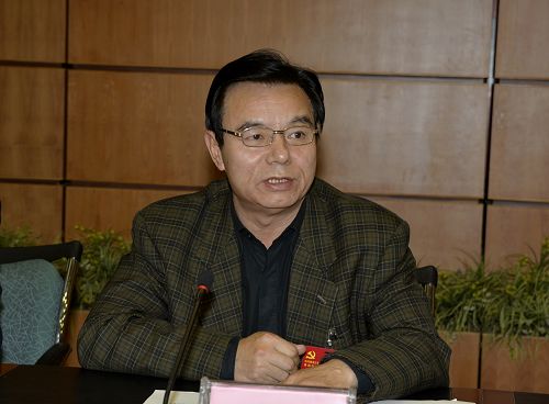 袁纲同志主持会议