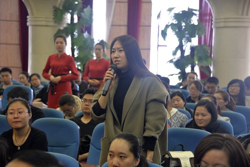 我校同学现场提问